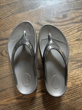 OOFOS Black Women's Thong Recovery Sandals